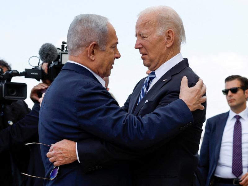 İsrail Başbakanı Binyamin Netanyahu, ABD Başkanı Joe Biden'ı Tel Aviv'de karşılarken, 18 Ekim 2023 / Fotoğraf: Reuters