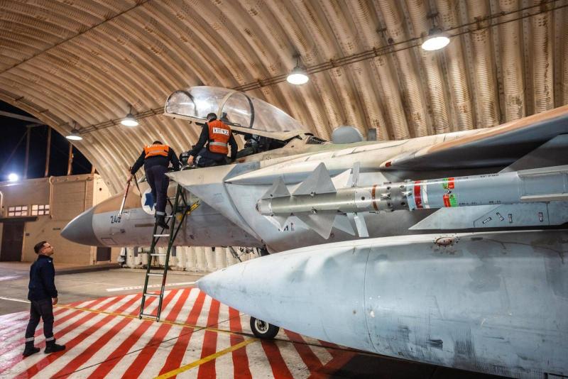 İtalya'daki ortak eğitim sırasında ABD yapımı bir F-35 savaş uçağının önünde poz veren İsrailli pilotlar / Fotoğraf: İsrail ordusunun internet sitesi