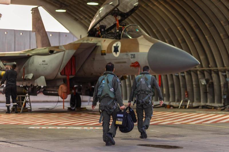 İsrailli pilotlar saldırıdan önce F-15 savaş uçağına binmek için yürüyorlar / Fotoğraf: İsrail ordusu