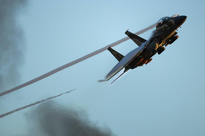 İsrail’e ait bir F-16 savaş uçağı