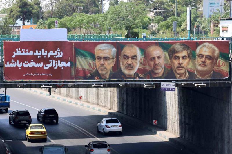 Tahran'daki bir köprüde, 13 Haziran sabahı İsrail’in düzenlediği saldırıda öldürülen İranlı komutanlar ve nükleer bilim adamlarının fotoğraflarının yer aldığı bir afiş, 14 Haziran 2025 / Fotoğraf: AFP
