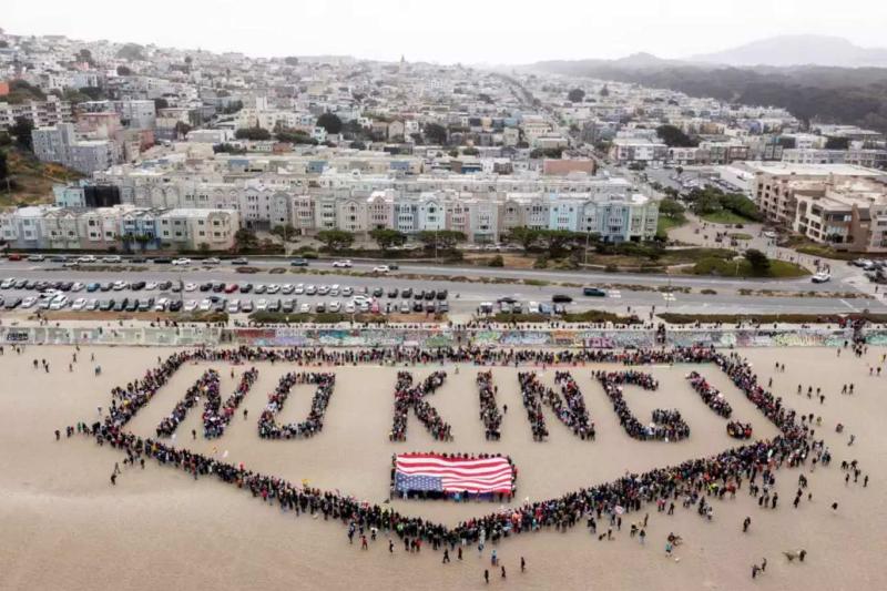 "Kral Yok Günü" buluşmasında, San Francisco’daki Ocean Beach’te yüzlerce kişi insan zinciri oluşturarak bir pankart oluşturdu / Fotoğraf: Santiago Mejia-S.F. Chronicle