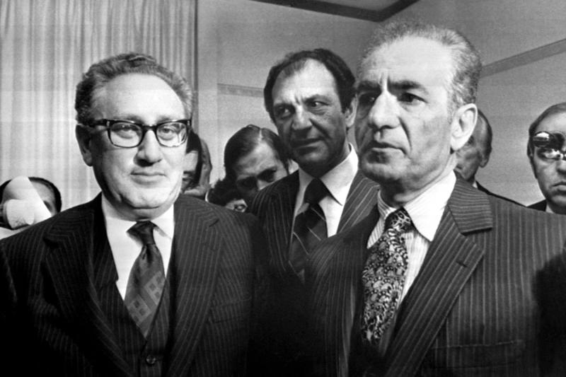 ABD Dışişleri Bakanı Henry Kissinger ile İran Şahı Muhammed Rıza Pehlevi'nin İsviçre'de çekilmiş bir fotoğrafı, 18 Şubat 1975