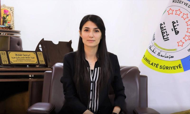 Kuzey ve Doğu Suriye Özerk Yönetimi Kültür Kurumu Başkanı Sarafraz Şerif, restorasyon ekibinin arkeoloji uzmanlarından oluştuğunu söyledi / Fotoğraf: Şarku'l Avsat