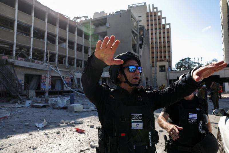 İsrail'in Hayfa kentinde İran füzesinin İsrail'i vurduğu bölgede çalışmalar yürüten acil durum personeli, 20 Haziran 2025 / Fotoğraf: Reuters