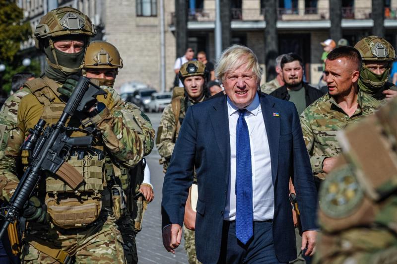 Eski İngiltere Başbakanı Boris Johnson (ortada) Ukrayna'nın Bağımsızlık Günü'nde, Rusya ait olan ve savaş sırasında hasar gören askeri teçhizatının sergilendiği bir açık hava askeri müzesine dönüştürülen Kiev Bağımsızlık Meydanı'nı ziyaret ederken, 24 Ağu