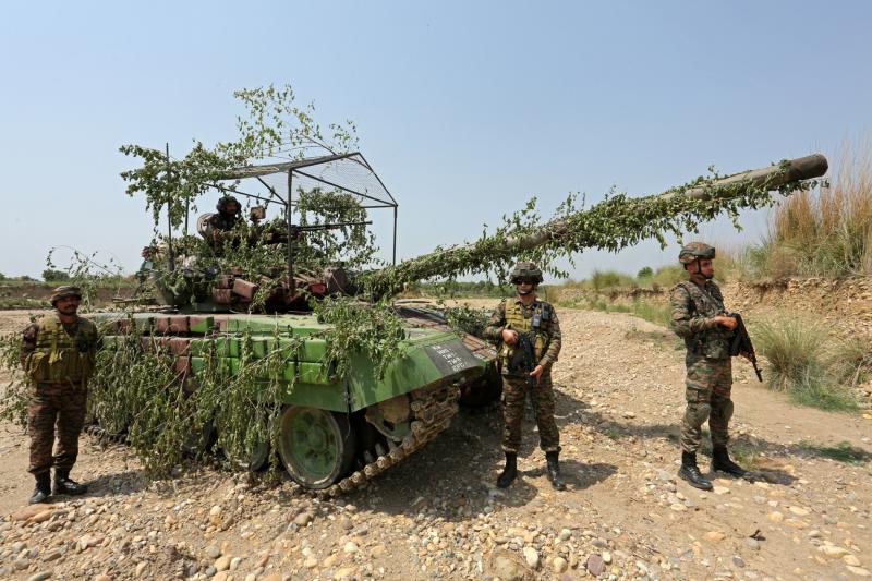 Hindistan ve Pakistan arasındaki kontrol hattı yakınlarındaki Ahnur bölgesinde bir tankın yanında duran Hint askerleri / Fotoğraf: AFP