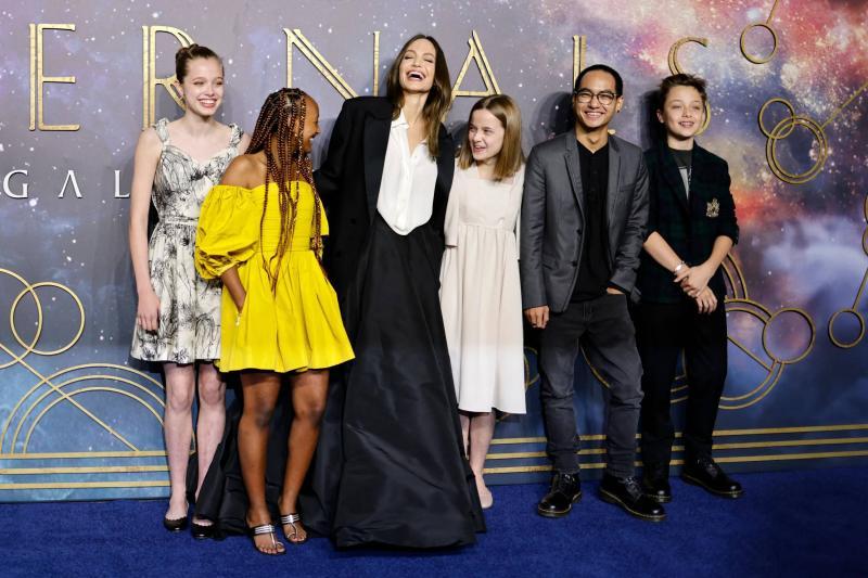Angelina Jolie ve çocukları (AFP)