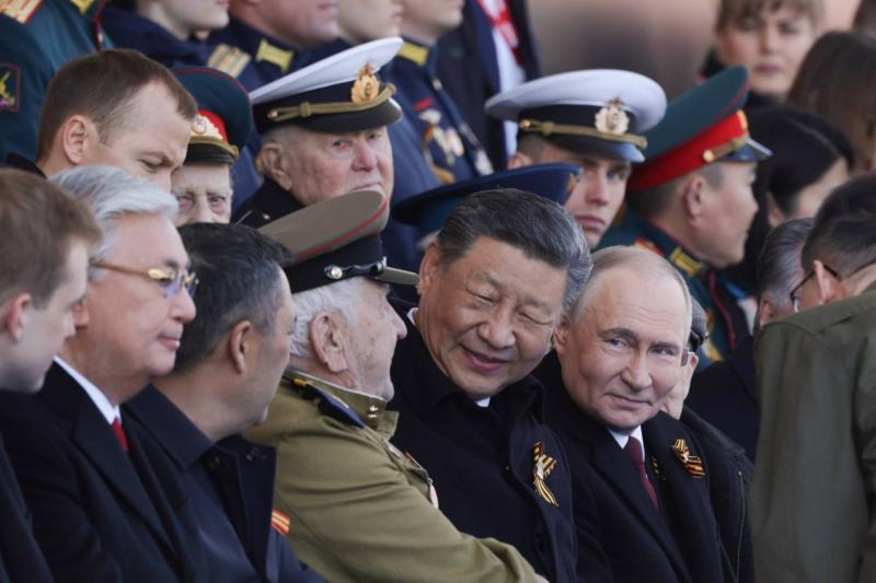 Rusya Devlet Başkanı Vladimir Putin ve Çin Devlet Başkanı Şi Cinping, Zafer Günü dolayısıyla 9 Mayıs'ta Moskova'da düzenlenen askerî geçit törenine katıldı / Fotoğraf: EPA