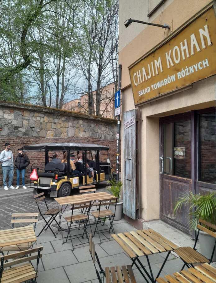 Kazimierz birçok şeyin yanı sıra dünyanın dört bir yanından gelen turistlerin ilgi gösterdiği bir yer