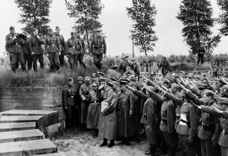 Haziran 1940’da Fransa-Belçika sınırındaki Nazi birliklerini ziyareti sırasında, Birinci Dünya Savaşı’nda ölen askerleri onurlandırmak için Alman Langemark Mezarlığı’na yaptığı ziyaret sırasında Hitler / Fotoğraf: AFP