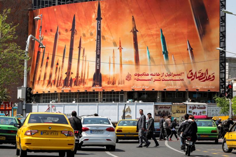Tahran'ın merkezinde, hizmette olan İran balistik füzelerini tasvir eden ve Farsça “İsrail bir örümcek ağından daha zayıftır” yazan bir reklam panosu, 15 Nisan 2024 / Fotoğraf: AFP