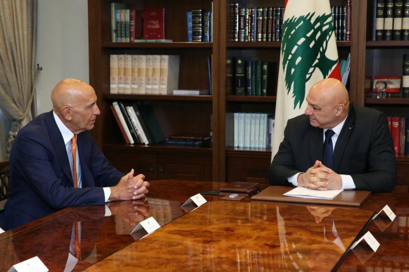 Lübnan Cumhurbaşkanı Joseph Avn ve ABD’nin Özel Temsilcisi Tom Barrack, Lübnan'ın Baabda kentindeki Cumhurbaşkanlığı Sarayı’nda bir araya geldiler, 7 Temmuz 2025 / Fotoğraf: AFP