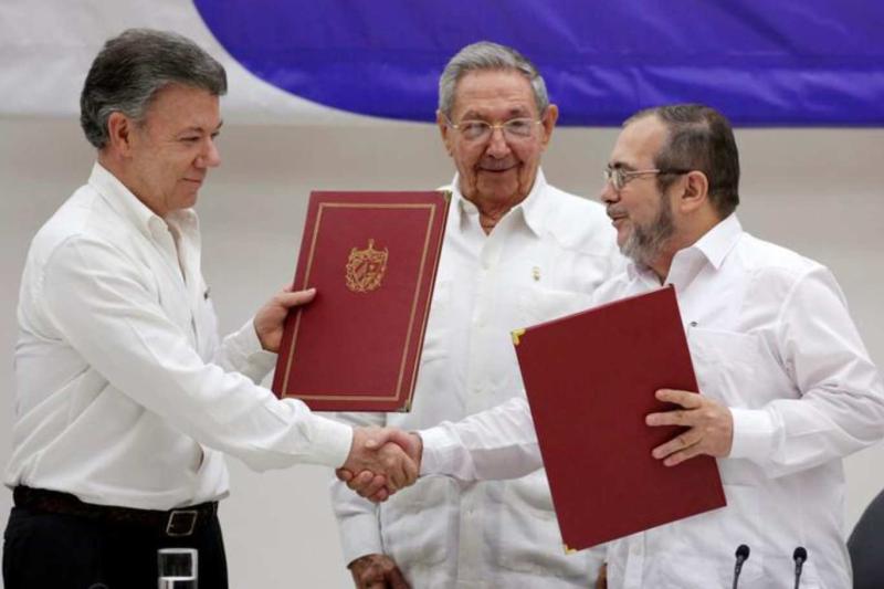 Küba Devlet Başkanı Raul Castro (ortada), Kolombiya Devlet Başkanı Juan Manuel Santos (solda) ve FARC isyancı lideri Rodrigo Londono, 23 Haziran 2016'da Küba'nın başkenti Havana'da, Kolombiya hükümeti ile FARC isyancıları arasında anlaşma imzaladı / Fotoğ