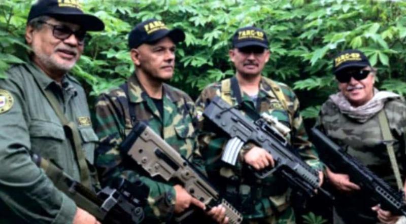 FARC sekretaryası üyelerinin bir kısmı ABD'nin suçlamaları sonrası yeniden silahlı mücadeleye döndüklerini ilan ettiler. JEP, video yayınlandıktan sonra Jesus Santrich, Iván Márquez, Henry Castellanos, Hernán Darío Velásquez, José Vicente Lesmes ve José M