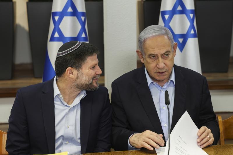İsrail Başbakanı Binyamin Netanyahu, haftalık kabine toplantısında Maliye Bakanı Bezalel Smotrich ile konuşurken, 7 Ocak 2025 / Fotoğraf: AP