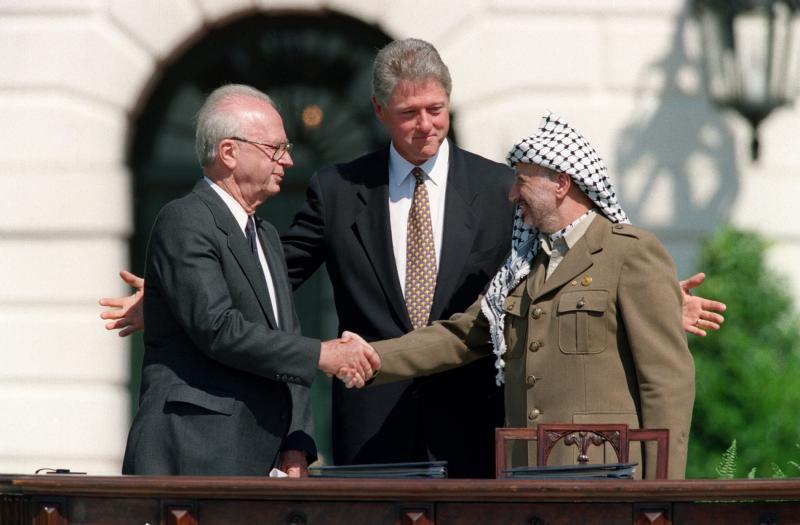 Filistin Devlet Başkanı Yaser Arafat, ABD Başkanı Bill Clinton ve İsrail Başbakanı İzak Rabin, Beyaz Saray bahçesinde Oslo Barış Anlaşması'nı imzalarken, 13 Eylül 1993 / Fotoğraf: AFP