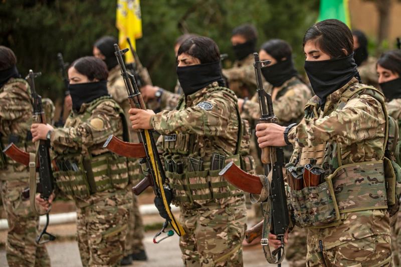 Suriye'nin doğusundaki Deyrizor ilindeki Ömer Petrol Sahası’nda düzenlenen askeri geçit törenine katılan SDG üyeleri, 23 Mart 2021 / Fotoğraf: AFP