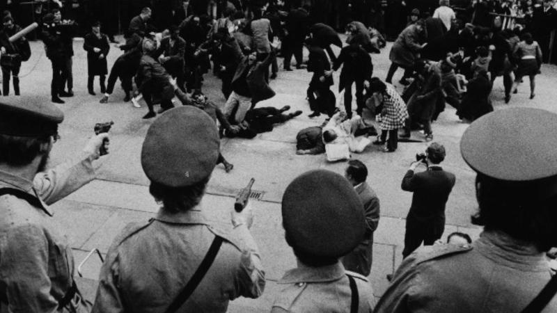 Sharpeville katliamının 10uncu yıldönümünde, Apartheid Karşıtı Hareket, Trafalgar Meydanı'nda bir canlandırma düzenledi. Güney Afrika polisi kılığındaki aktörlerin hedef aldığı ve kalabalığın yere düştüğü anları yaklaşık 3 bin kişi izledi. Etkinlik, Birle