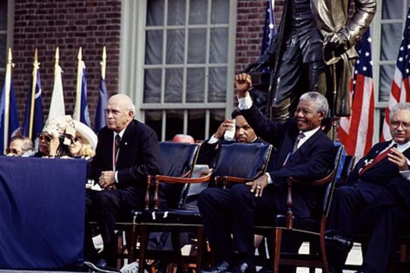 FW de Klerk ve Nelson Mandela , Temmuz 1993'te, müzakerelerin sonuna doğru, Pensilvanya, Philadelphia'da Özgürlük Madalyası'nı birlikte almak için bekliyorlar / Fotoğraf: Wikipedia