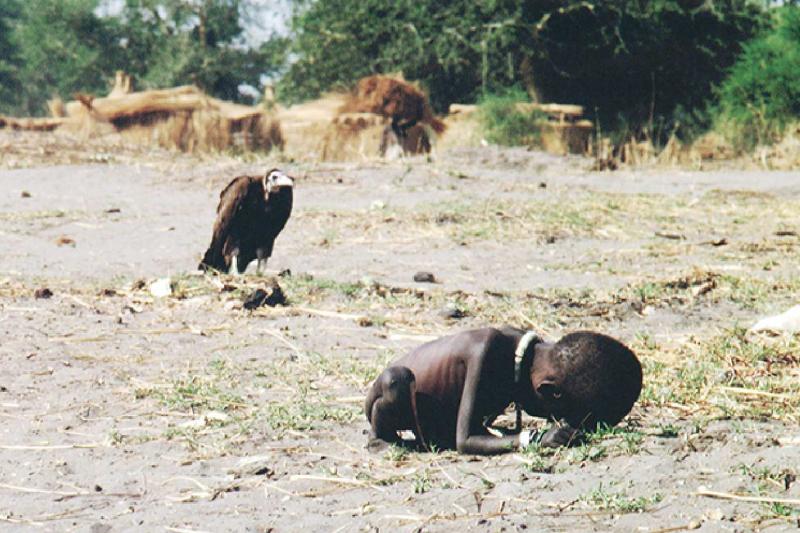 Güney Afrikalı fotoğrafçı Kevin Carter'ın 1993 yılında Sudan'da çektiği "çocuğun başında bekleyen akbaba" fotoğrafı. Bu kare, Kevin Carter'a Pulitzer Ödülü ve intihar getirdi
