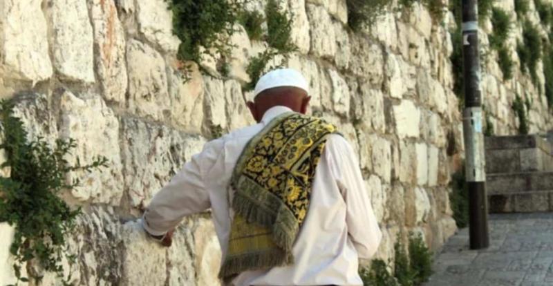 Yavaş yavaş ama huzur içinde cuma namazına giden (ya da namazdan dönen) bir Filistinli / Fotoğraf: İbrahim Beyazoğlu