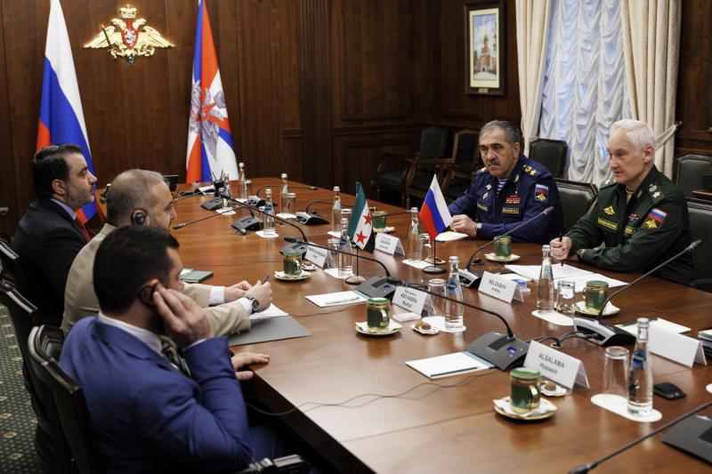 Rusya Savunma Bakanı Andrey Belousov, Suriye Dışişleri Bakanı Esad Şeybani ve Suriye Savunma Bakanı Murhaf Ebu Kasra, Rusya'nın Moskova kentinde bir araya geldiler, 31 Temmuz 2025  / Fotoğraf: AFP
