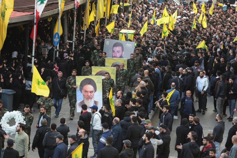 Lübnan’ın başkenti Beyrut'un güney banliyösünde, ‘Gazze Şeridi'ne destek savaşı’ sırasında öldürülen Hizbullah üyesinin cenaze töreninden, 20 Aralık 2023 / Fotoğraf: Reuters