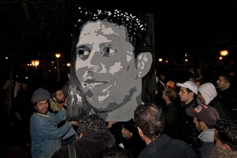 Muhammed Buazizi'nin Tunus'ta Habib Burgiba Bulvarı'na yerleştirilen bir portresi / Fotoğraf: Chris Belsten (Creative Commons)