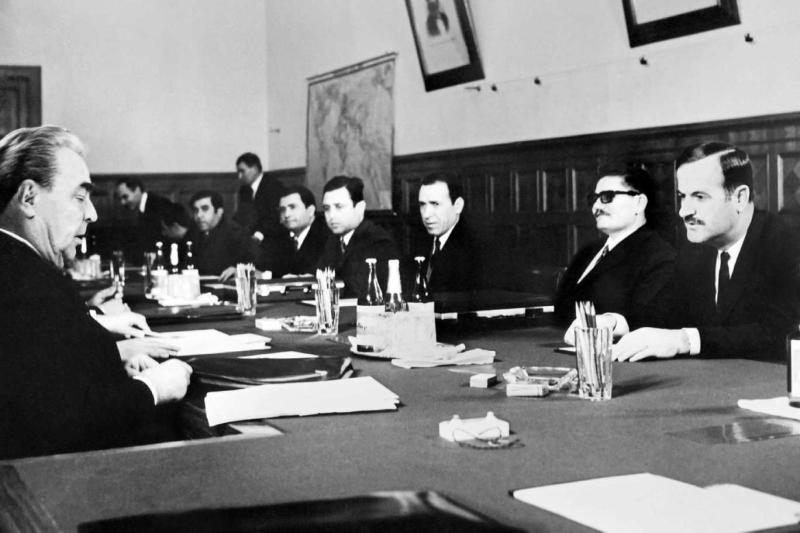 Hafız Esad ile Leonid Brejnev. Sovyet yönetimi Lübnan'a müdahalesine karşı çıkmıştı