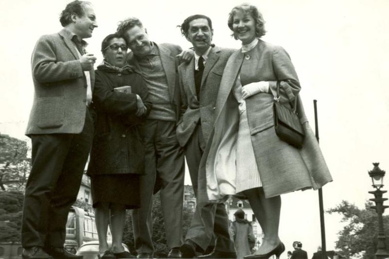 (Soldan sağa) Avni Arbaş, Güzin Dino, Nazım Hikmet, Abidin Dino, Vera Tulyakova / Fotoğraf: besiktaskultursanat.com