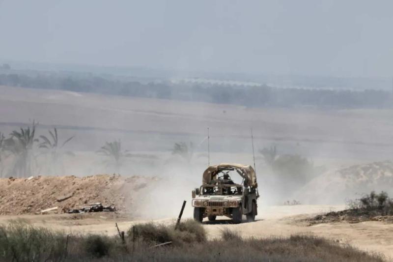 Halep'in kuzeybatı kırsalındaki Darat İzza'de kontrol ettikleri bir kontrol noktasında ele geçirilen uyuşturucuları sergileyen HTŞ üyeleri, 10 Nisan 2022 / Fotoğraf: AFP