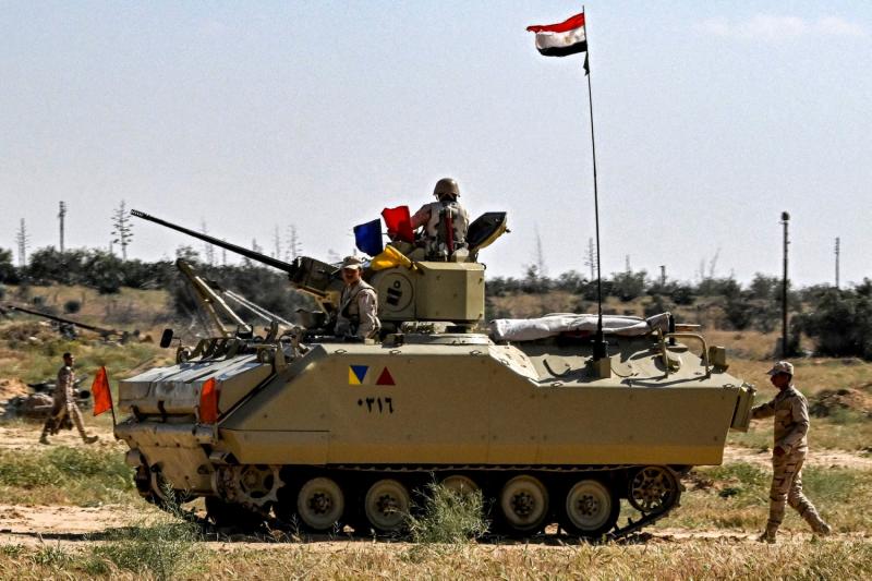 Gazze Şeridi sınırındaki Refah Sınır Kapısı’nın Mısır tarafında zırhlı araç kullanan Mısırlı askerler, 23 Mart 2024 / Fotoğraf: AFP
