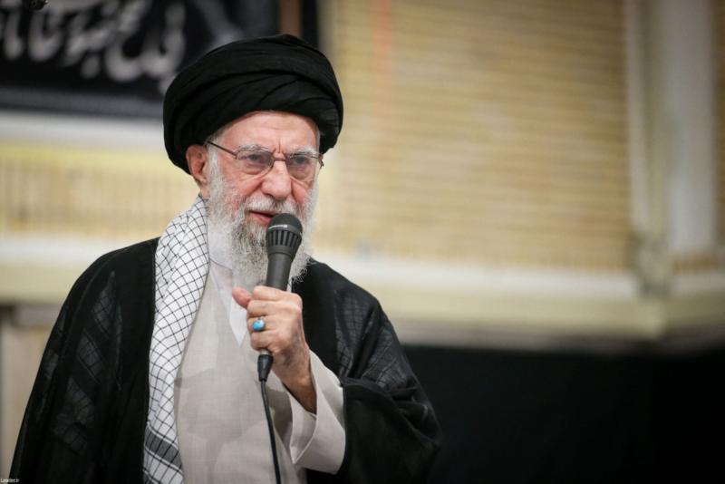İran’ın Dini Lideri Ali Hamaney, İsrail ile 12 gün süren savaşta öldürülen İranlı komutanların ve bilim adamları için Tahran’da düzenlenen anma töreninde konuşurken, 29 Temmuz 2025 / Fotoğraf: AFP