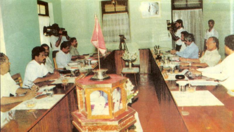 LTTE ve Sri Lanka Hükümeti Heyetleri, Görüşmelerin İlk Turunda, 12 Ekim 1994   (Ortada LTTE bayrağı ve Bay V. Pirabakaran’ın fotoğrafı)
