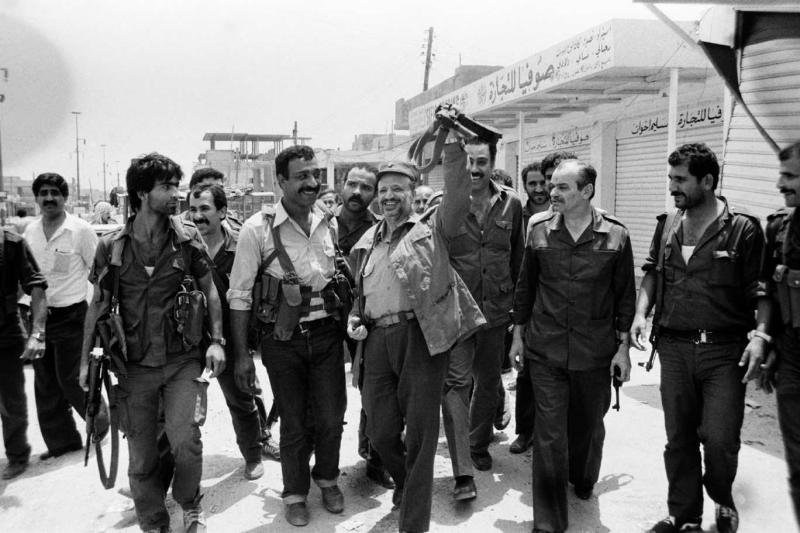 Arafat, yanındaki direnişçilerle Beyrut'taki siperleri ve sokakları geziyor