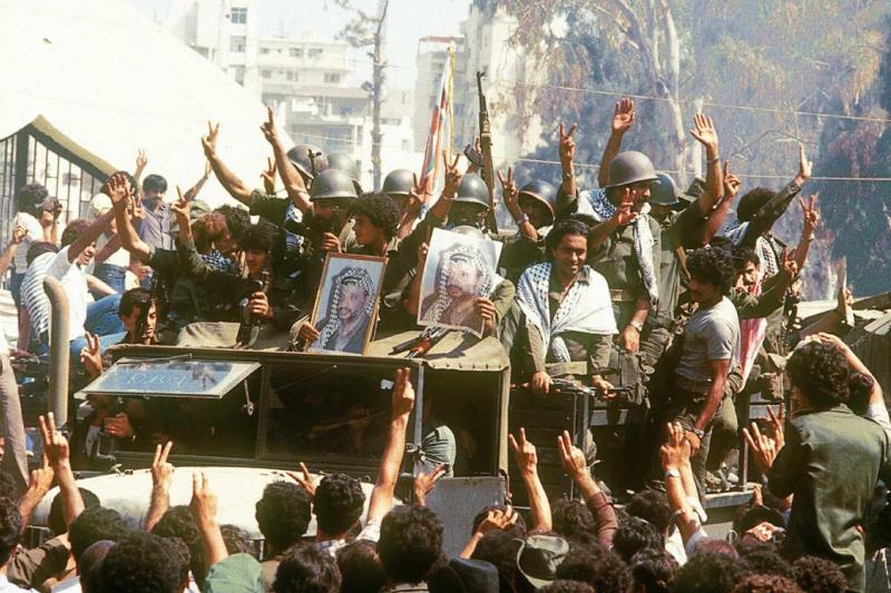 Filistinli direnişçiler liderleri Arafat'ı zafer işaretleriyle uğurluyorlar. Ağustos 1982