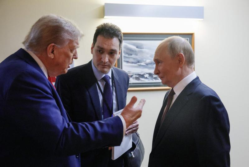 ABD Başkanı Donald Trump, 15 Ağustos 2025 Cuma akşamı Alaska'daki zirvenin ardından Rusya Devlet Başkanı Vladimir Putin ile konuşurken / Fotoğraf: AFP