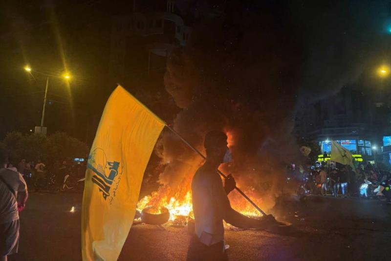 Hizbullah destekçileri, 8 Ağustos'ta Beyrut'un güney banliyölerinde hükümetin silahsızlandırma planını onaylamasını protesto etmek için sokaklarda lastik yaktı / Fotoğraf: AFP