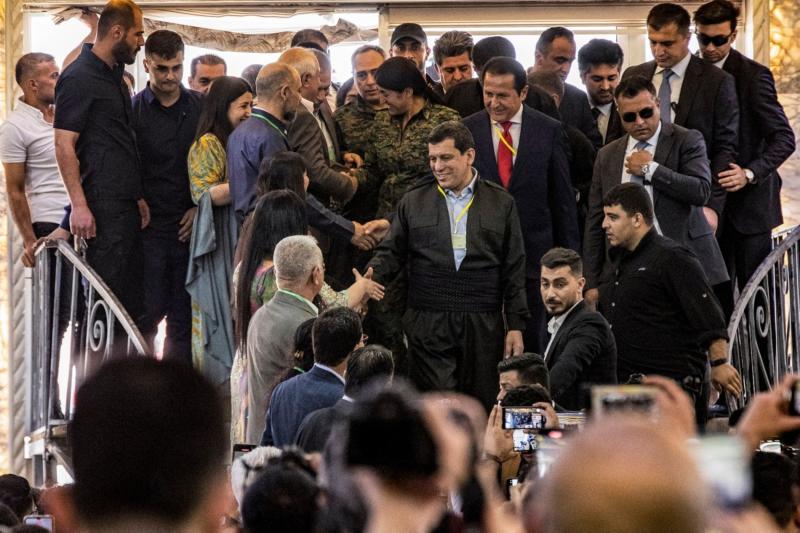 SDG lideri Mazlum Abdi, Suriye'nin kuzeydoğusundaki Kamışlı'da düzenlenen Birlik ve Uzlaşı Konferansı’na katıldı, 26 Nisan 2025 / Fotoğraf: (AFP