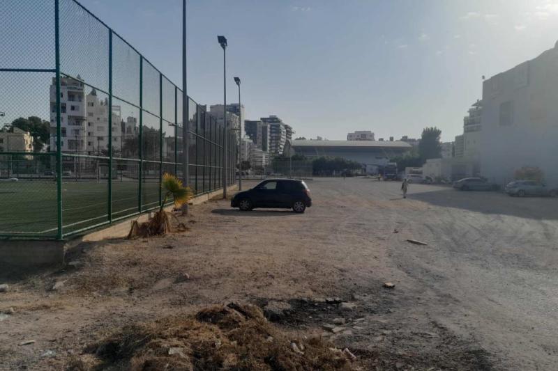 Gazimağusa Belediyesi’nin yenilediği halı saha, hemen yanındaki toprak alanla ilginç bir tezat oluşturuyor