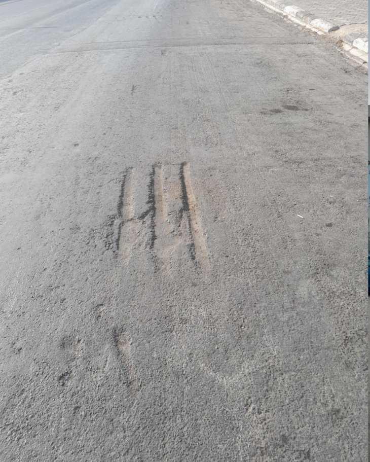 Burası, halk arasında Salamis Yolu olarak bilinen İsmet İnönü Bulvarı. Bir önceki belediye döneminden kalan bozuk yollar ise hâlâ vatandaşların ve bir kısım esnafın tepkisini çekmeye devam ediyor