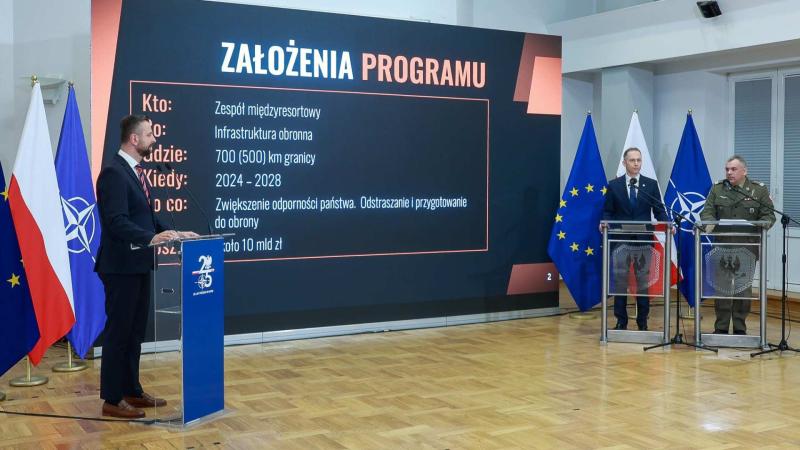 Polonya Başbakan Yardımcısı ve Milli Savunma Bakanı Władysław Kosiniak-Kamysz, Milli Savunma Bakan Yardımcısı Cezary Tomczyk ve Polonya Silahlı Kuvvetleri Genelkurmay Başkanı Orgeneral Wiesław Kukuła (soldan sağa) "Doğu Kalkanı” programına ilişkin bilgi s
