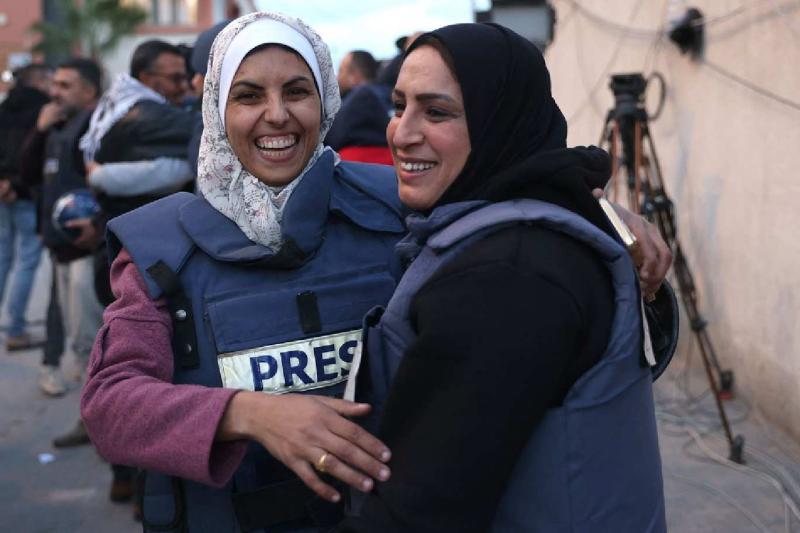 Meryem Ebu Dakka, Gazze Şeridi'nin güneyindeki Han Yunus'ta meslektaşlarına sarılıyor / Fotoğraf: AFP