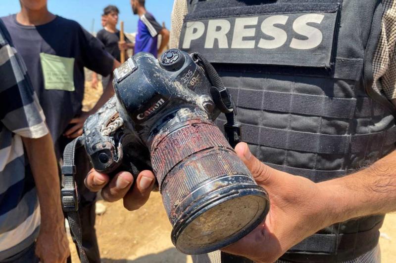 İsrail bombardımanında hayatını kaybeden Meryem Ebu Dakka'nın kamerası kana bulandı AFP