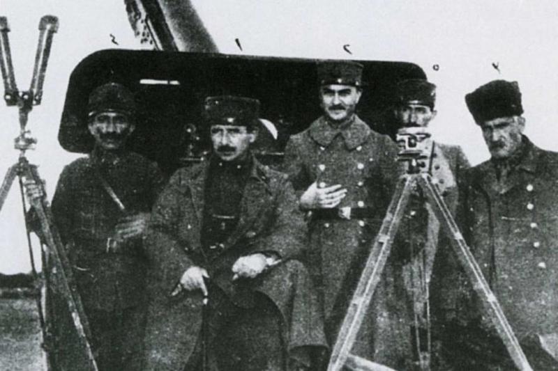 Büyük Taarruz öncesi Batı Cephesi Kurmay Başkanı Asım Bey (Soldan üçüncü), Batı Cephesi Komutanı İsmet Paşa (Soldan ikinci) ile birlikte / Fotoğraf: Wikipedia