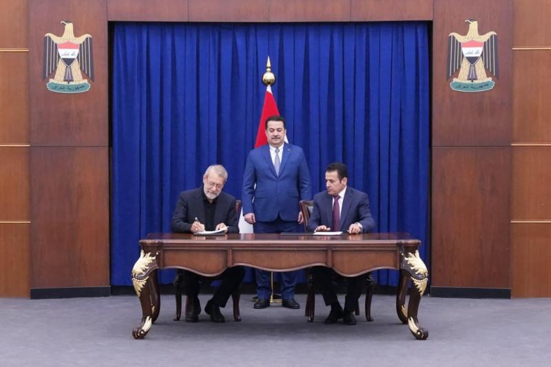 Irak Başbakanlık Ofisi tarafından yayımlanan bir fotoğrafta, Başbakan Muhammed Şiya Sudani (ortada), İran Ulusal Güvenlik Konseyi Başkanı Ali Laricani (solda) ve Irak Ulusal Güvenlik Danışmanı Kasım el-Araci'nin 11 Ağustos'ta Bağdat'ta ikili bir güvenlik 