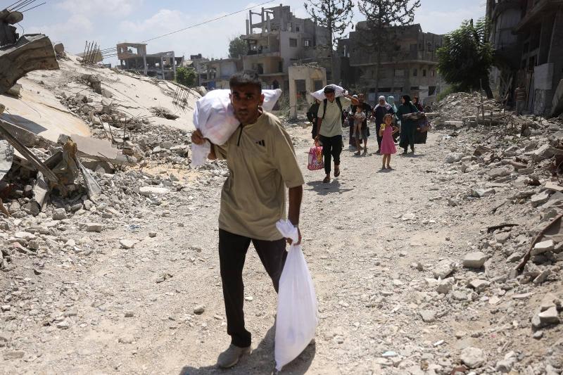 Gazze Şeridi'nin kuzeyinde bulunan Cibaliye'nin es-Saftavi mahallesindeki evlerinden ayrılan Filistinliler / Fotoğraf: AFP
