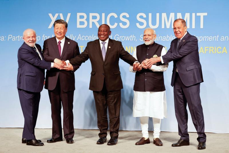 Brezilya Cumhurbaşkanı Luiz Inácio Lula da Silva, Çin Cumhurbaşkanı Şi Cinping, Afrika Cumhurbaşkanı Cyril Ramaphosa, Hindistan Başbakanı Narendra Modi ve Rusya Dışişleri Bakanı Sergey Lavrov BRICS zirvesinde kameralara poz verirken / Fotoğraf: AFP