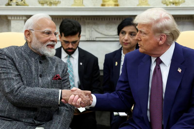 Hindistan Başbakanı Narendra Modi ve ABD Başkanı Donald Trump Washington'daki Beyaz Saray'da tokaşırken, 13 Şubat 2025 / Fotoğraf: Reuters